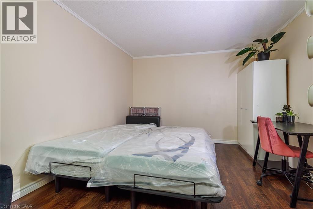 #32 121 UNIVERSITY Avenue E - 13