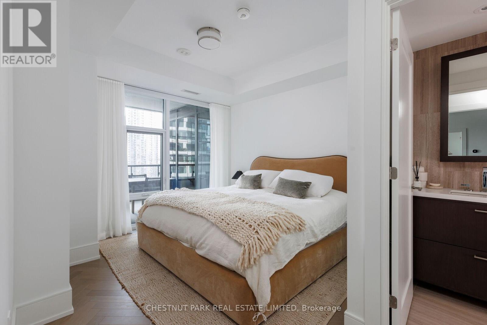 #907 455 WELLINGTON STREET W - 22