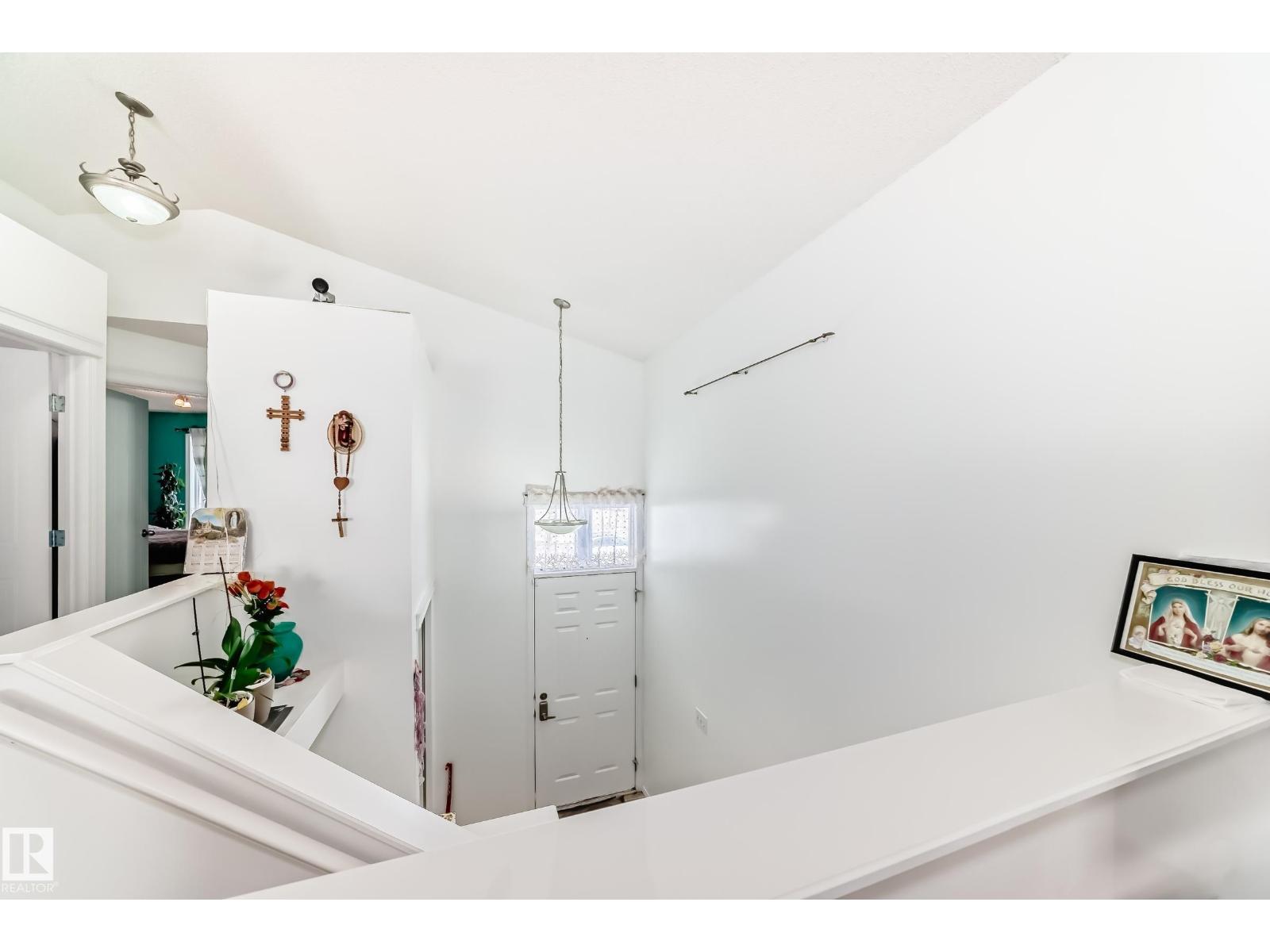 15112 139 ST NW - 5