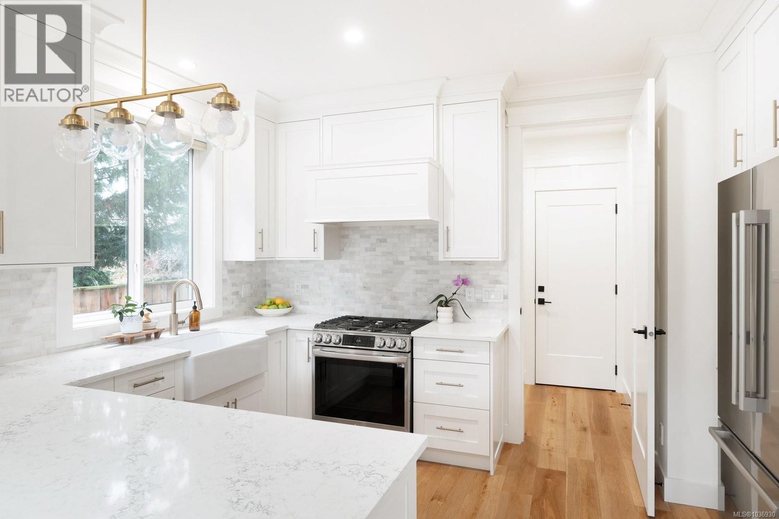 9356 East Saanich Rd - 17
