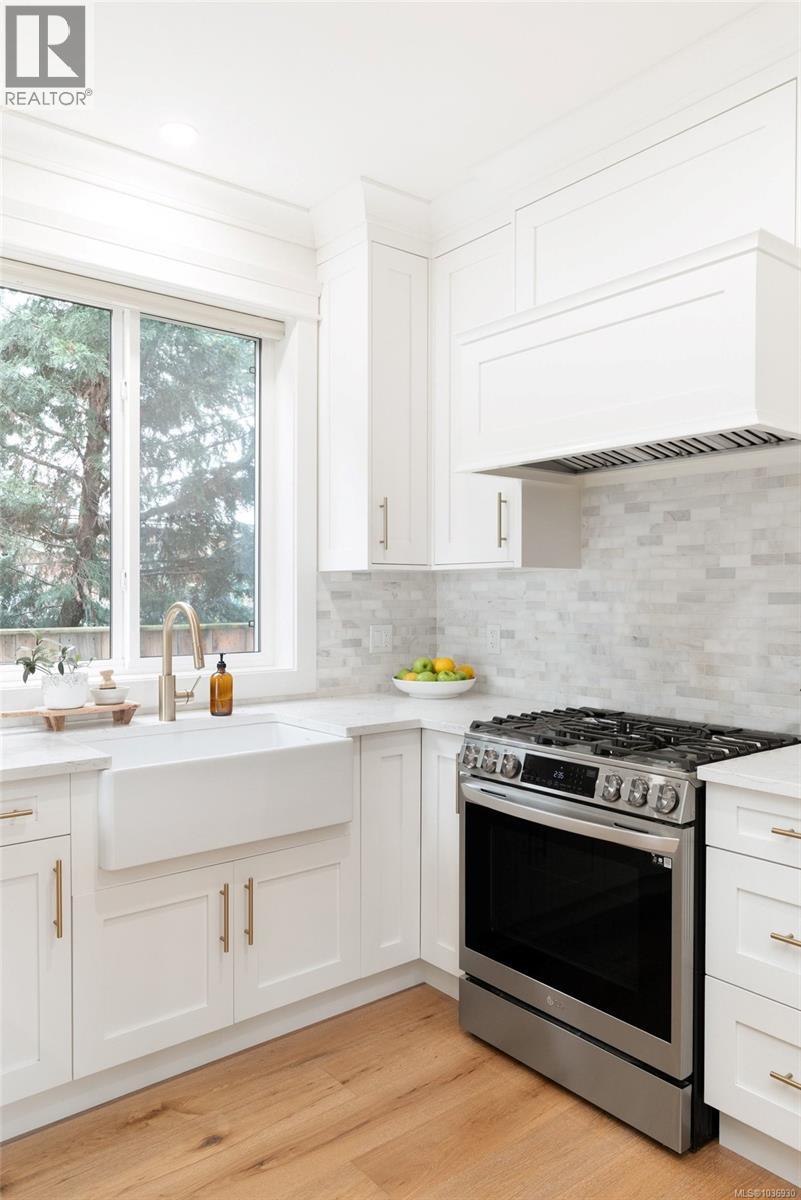 9356 East Saanich Rd - 18