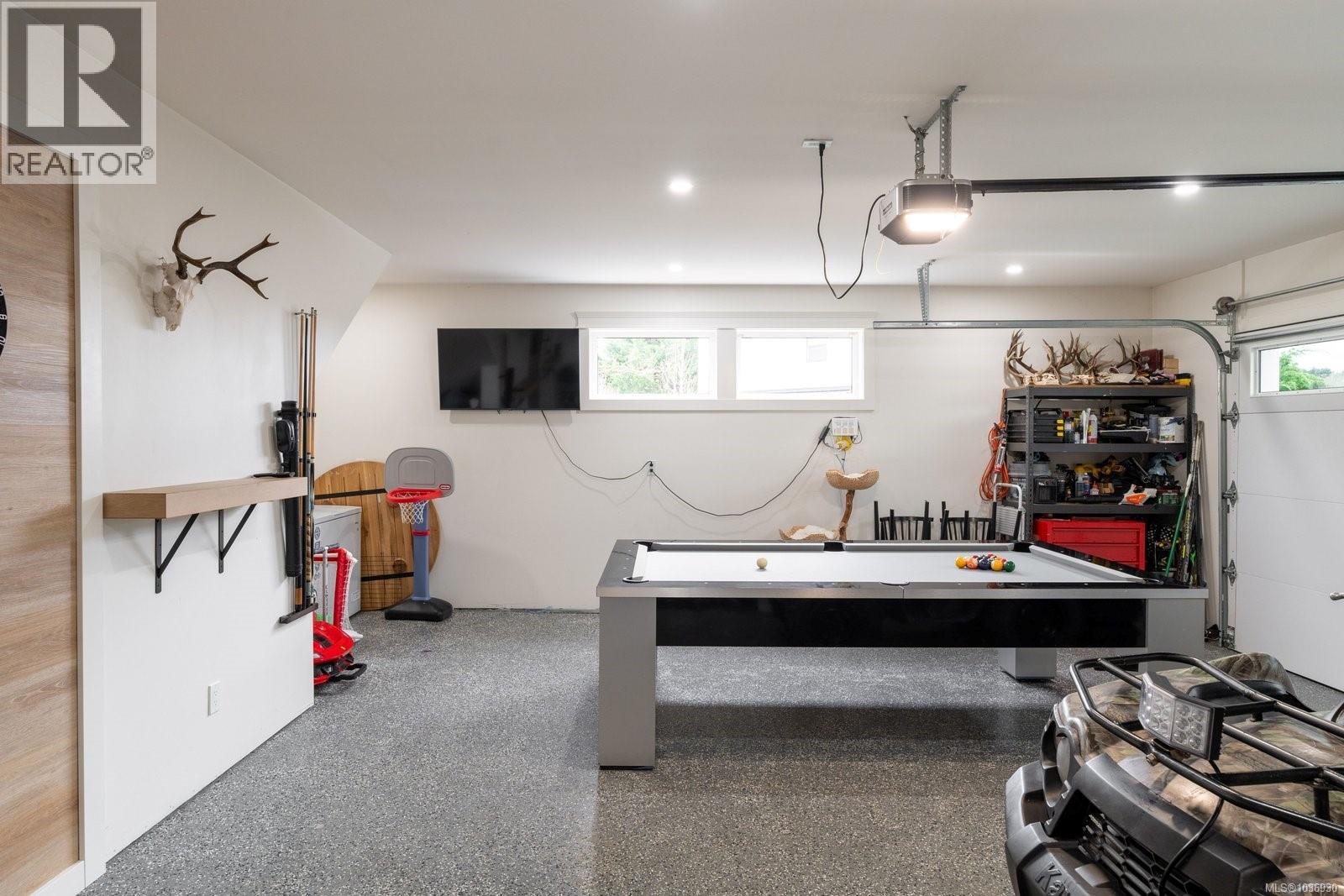 9356 East Saanich Rd - 34