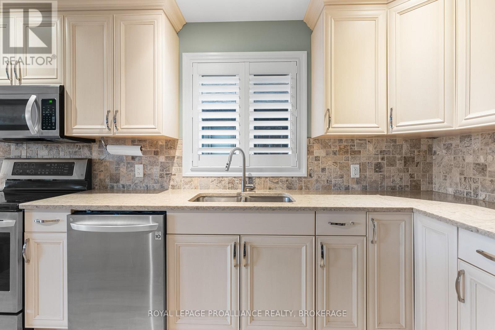 89 HARTWOOD CRESCENT - 7