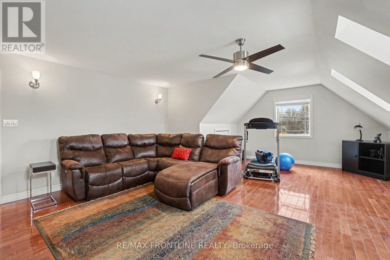 146 ORCHARD CRESCENT - 33