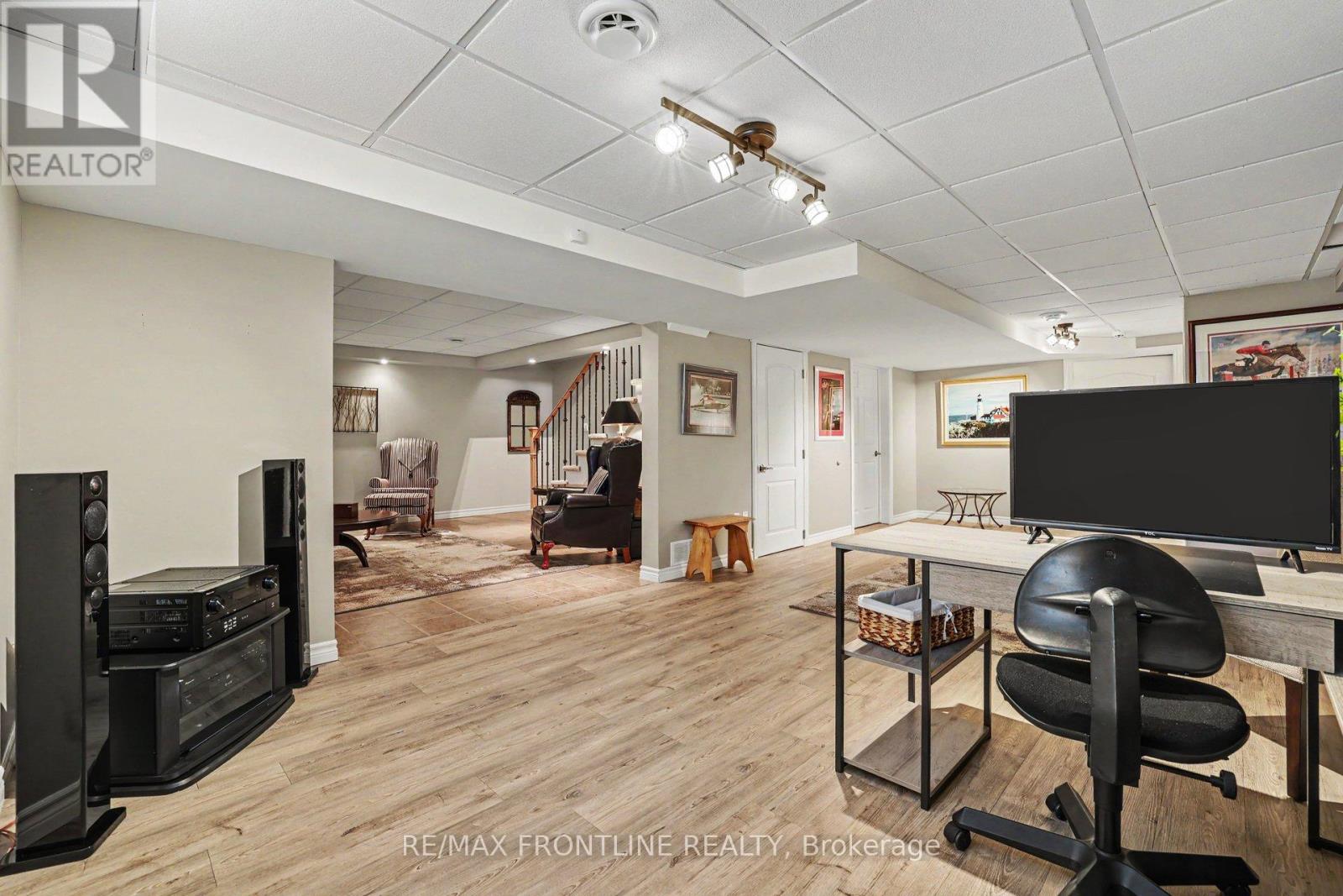146 ORCHARD CRESCENT - 38