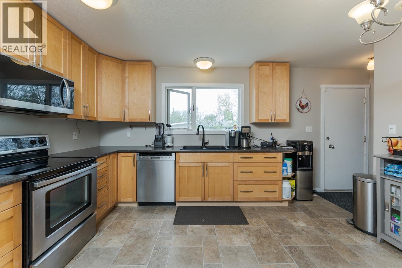 Photo 8 of 32 — 4358 EWEN AVENUE · Prince George, BC