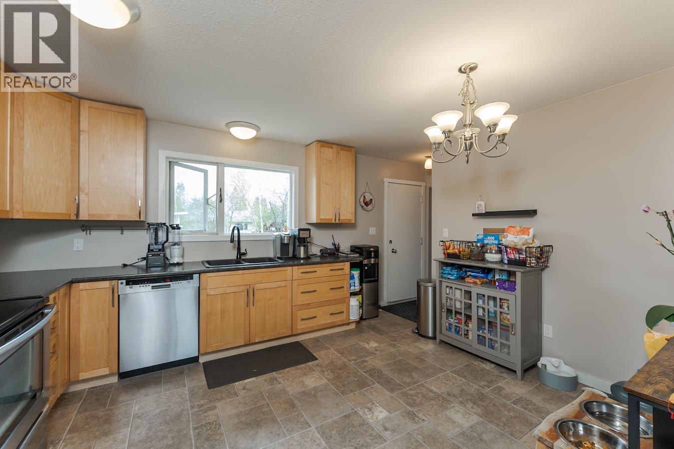 Photo 10 of 32 — 4358 EWEN AVENUE · Prince George, BC