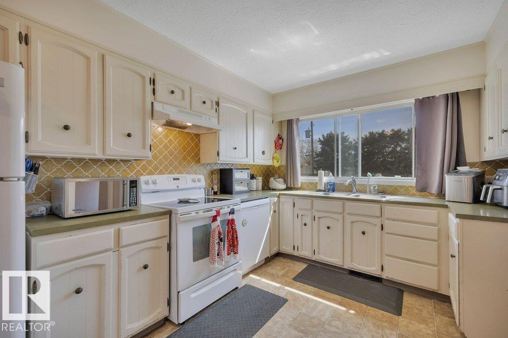 5411 44 AV — photo 11