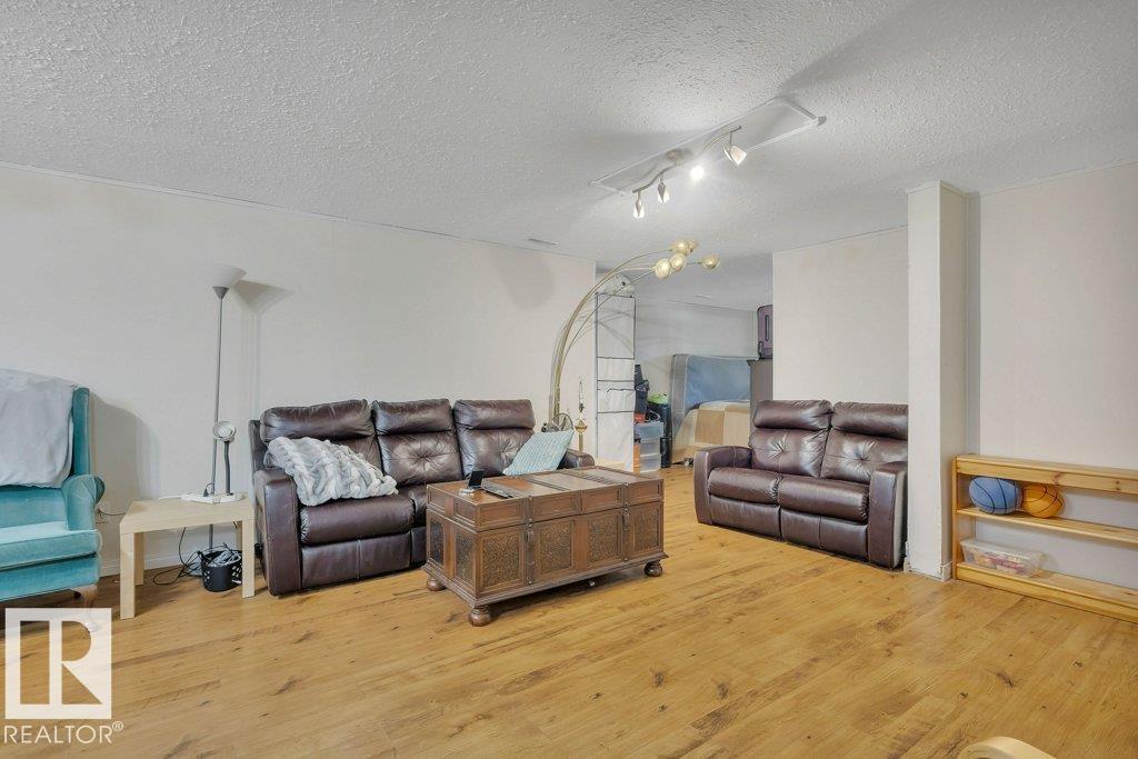 5411 44 AV — photo 25