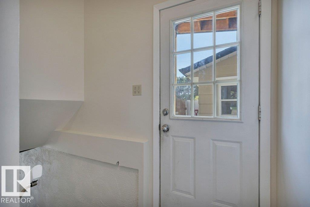 5411 44 AV — photo 37