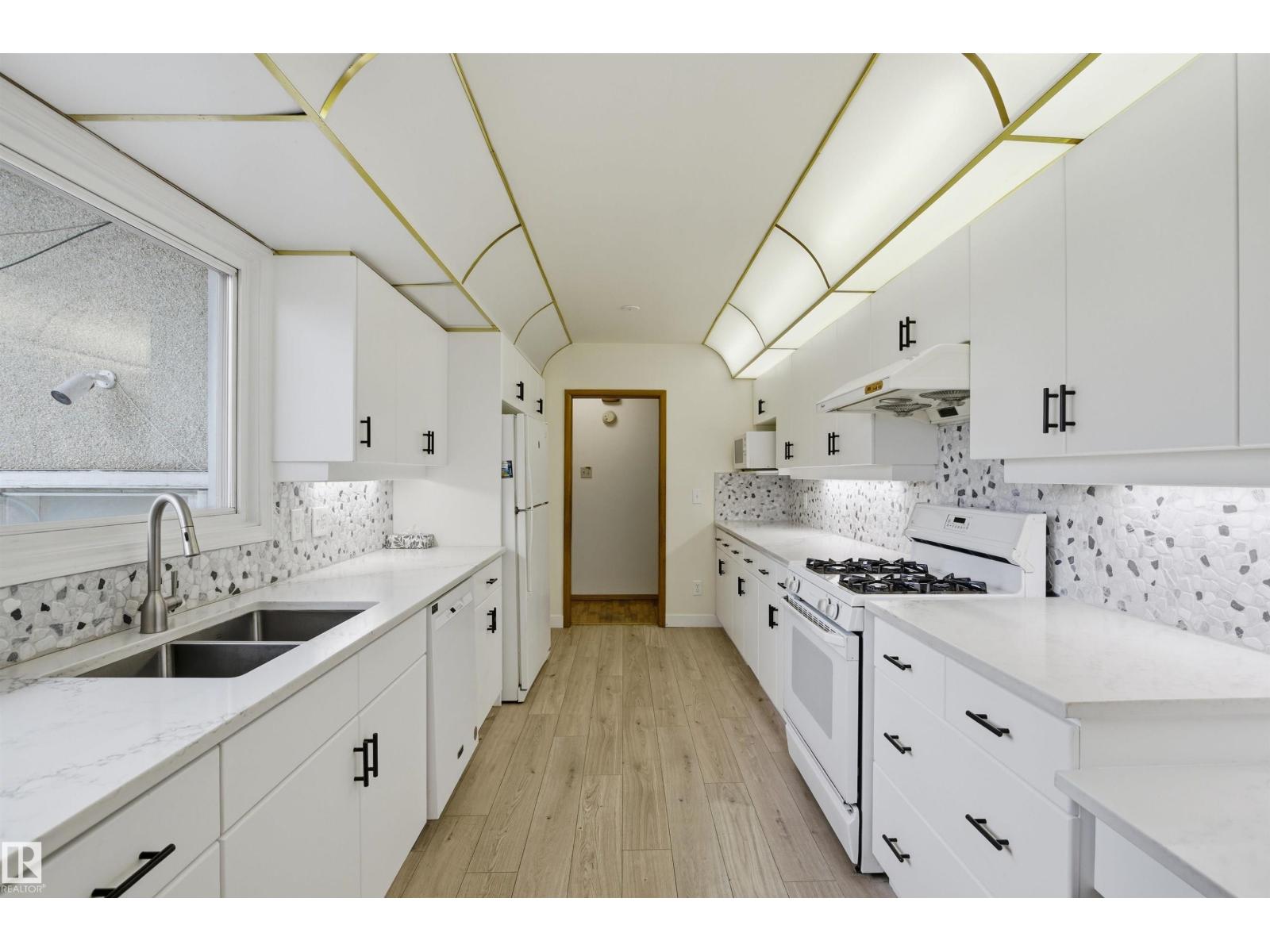 6820 98 AV NW - 10