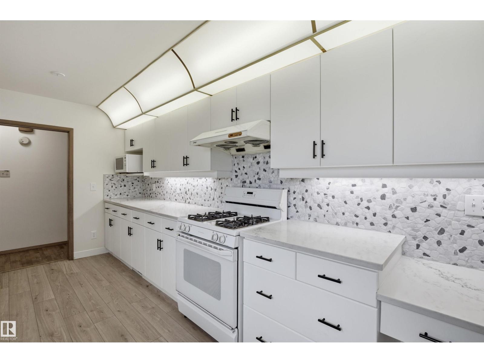 6820 98 AV NW - 11