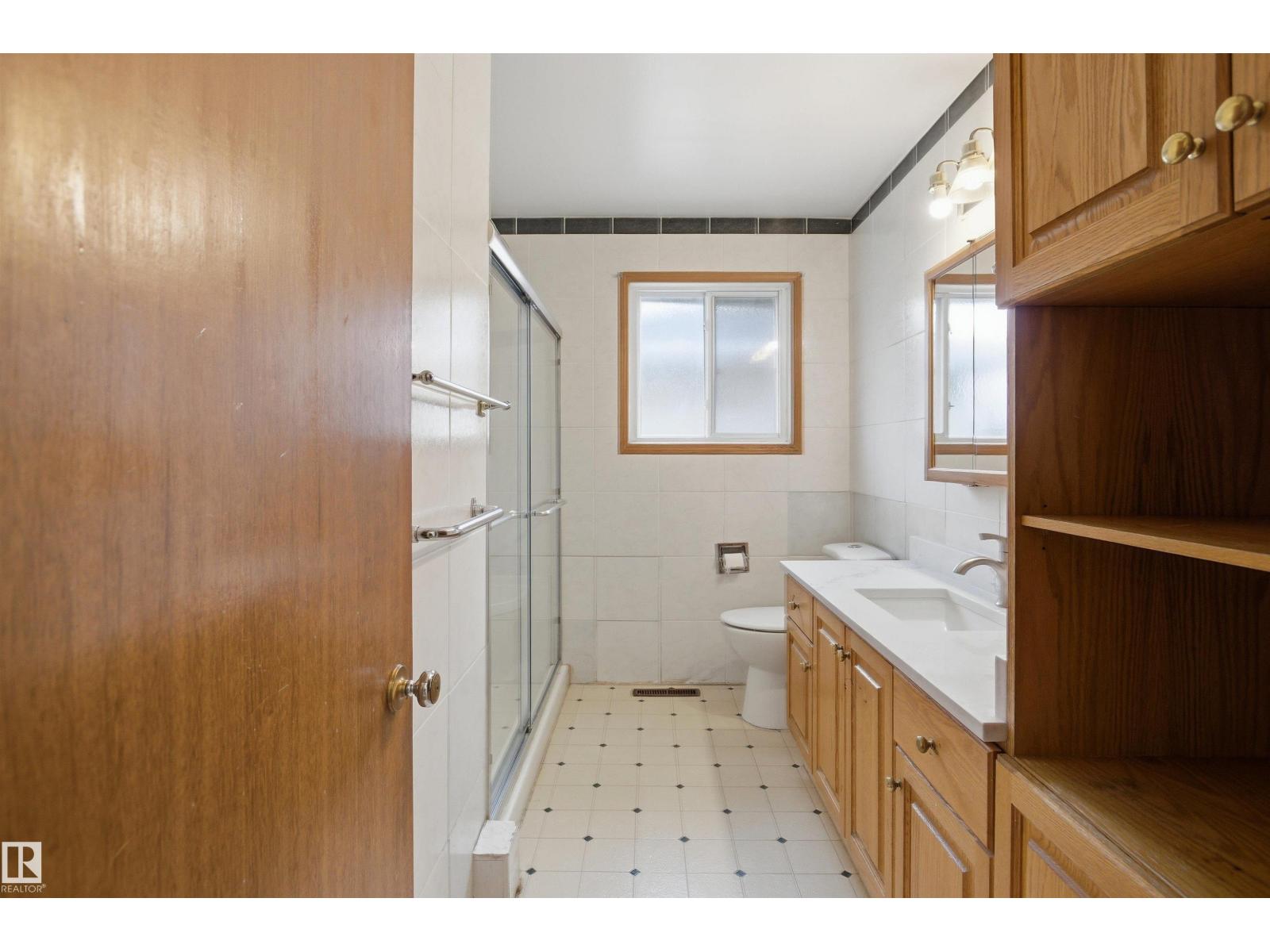 6820 98 AV NW - 17