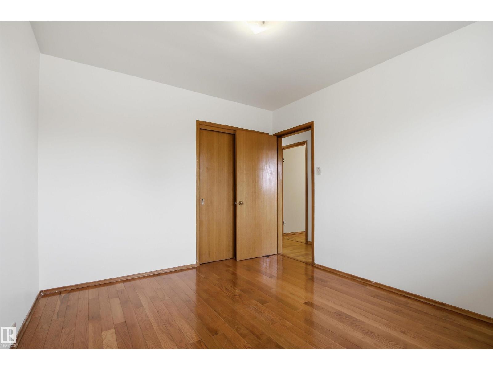 6820 98 AV NW - 22