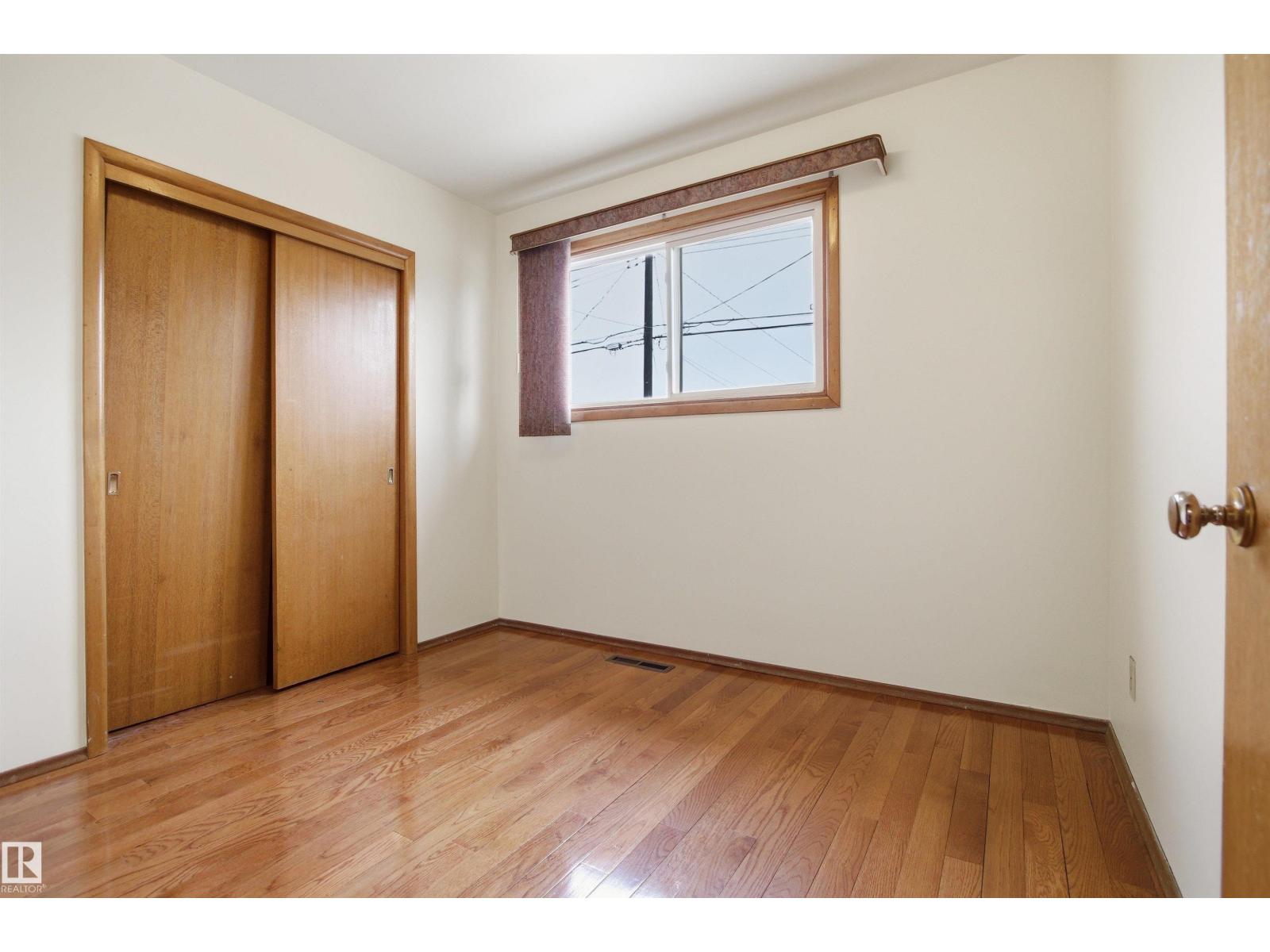 6820 98 AV NW - 23