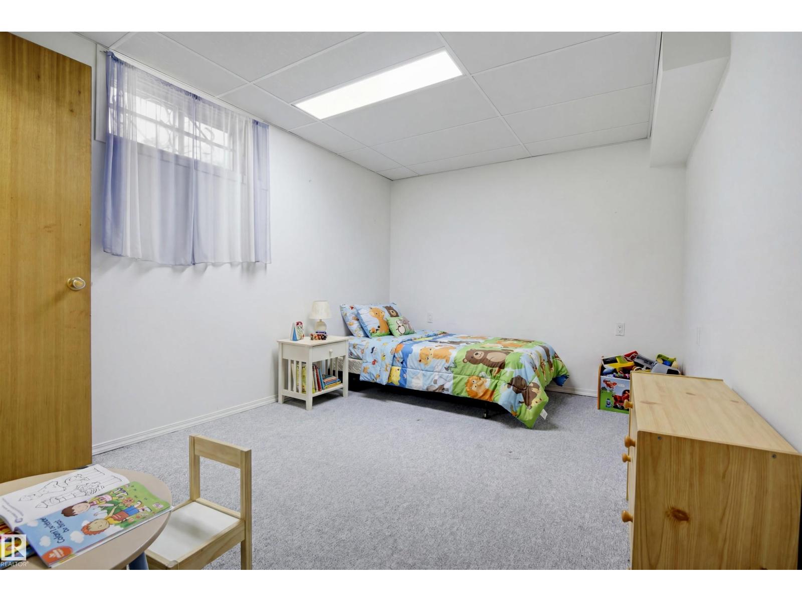 6820 98 AV NW - 34