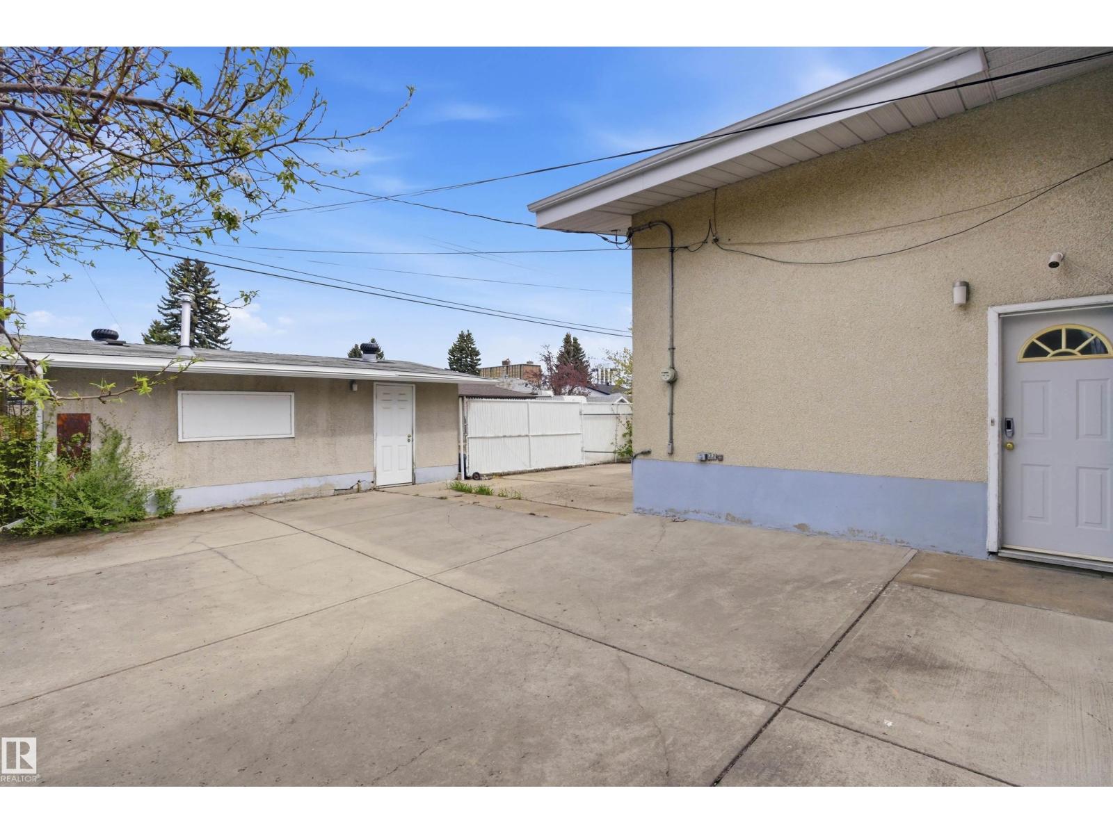 6820 98 AV NW - 42