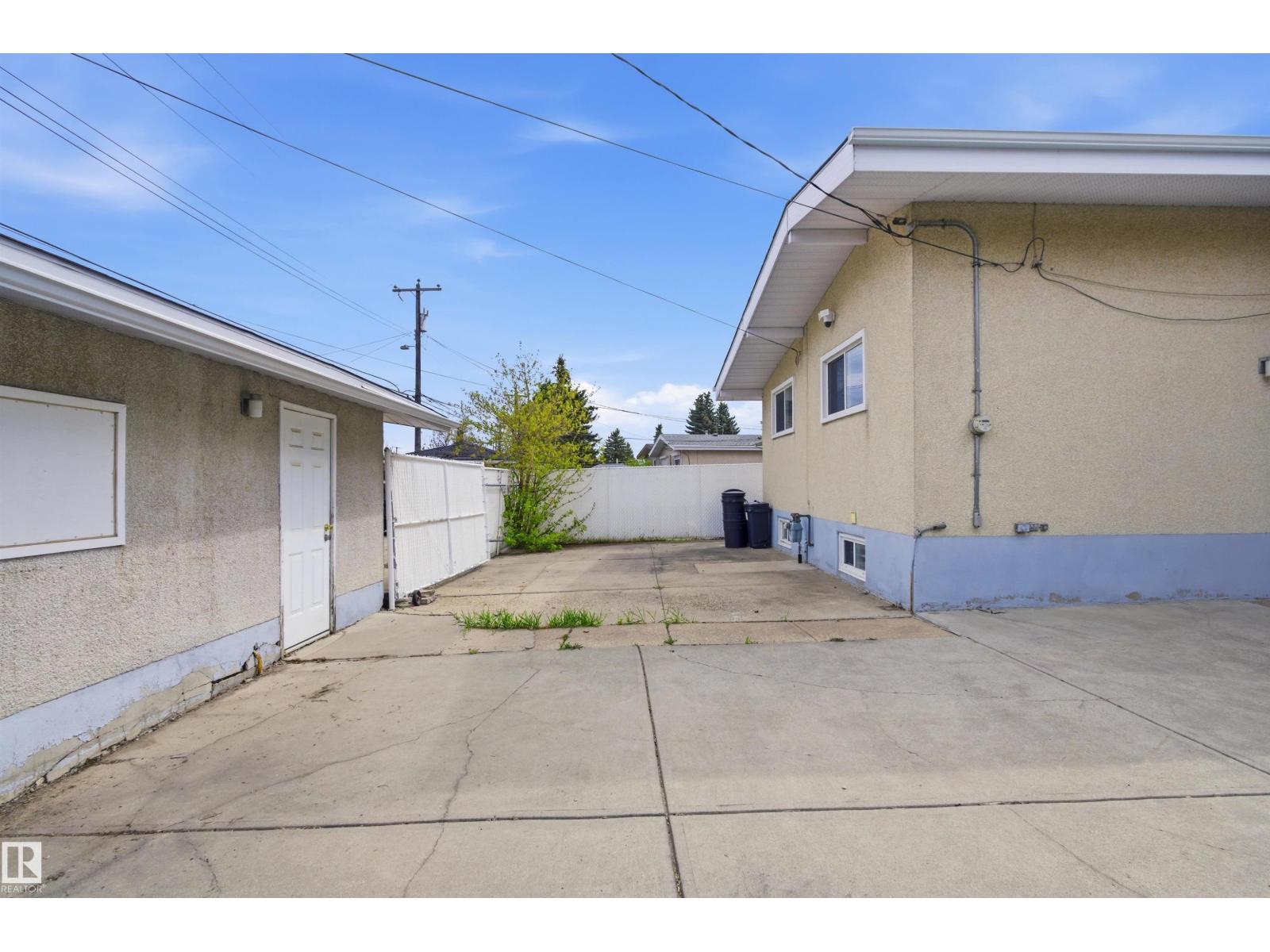 6820 98 AV NW - 43
