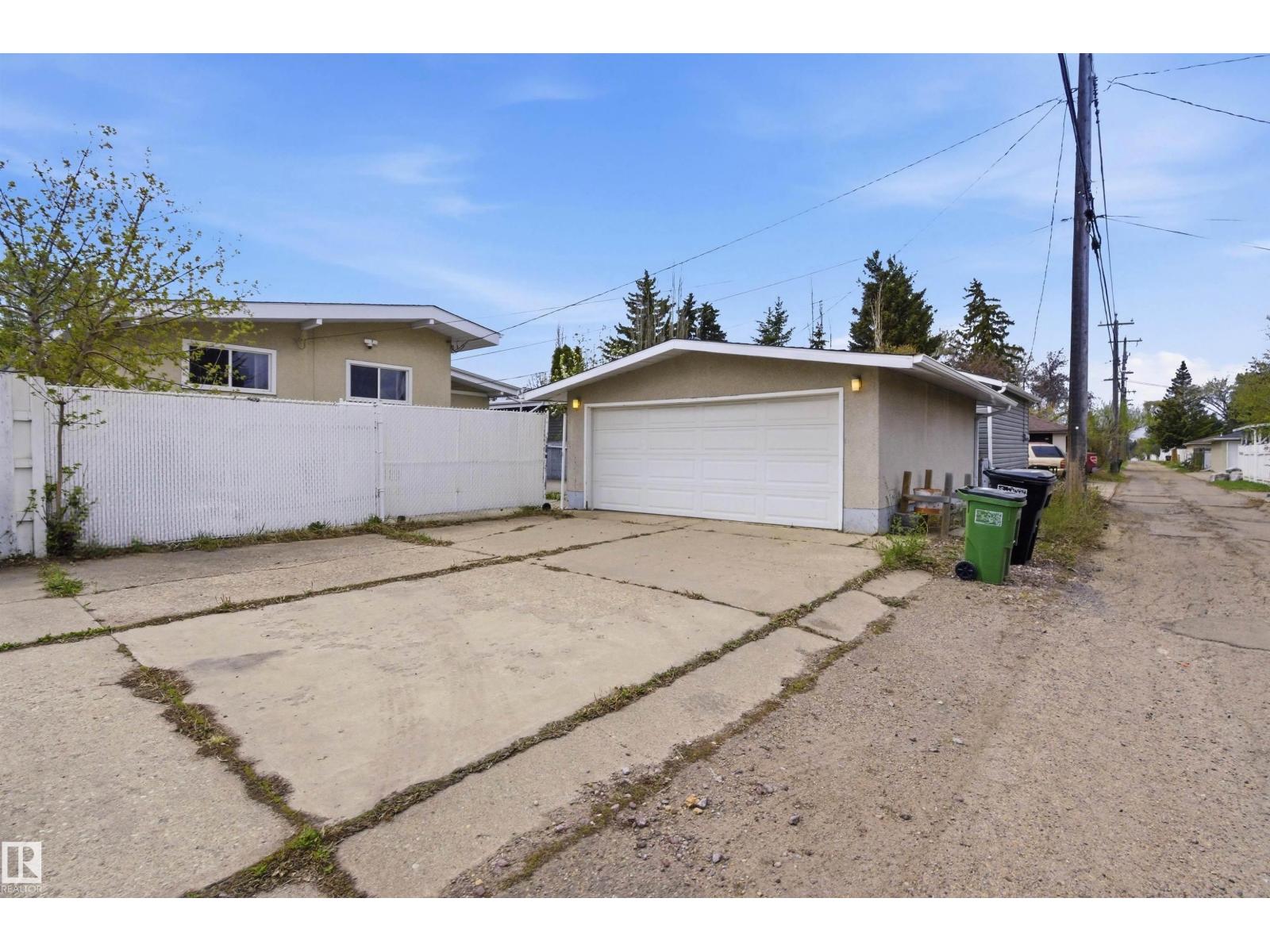 6820 98 AV NW - 46