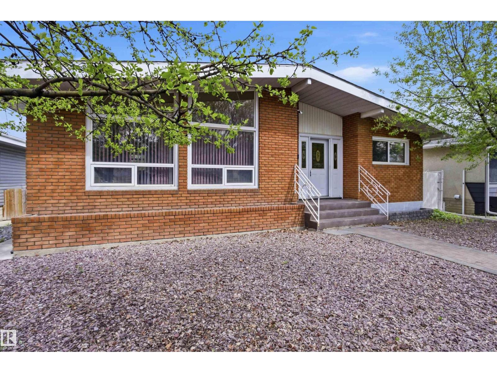 6820 98 AV NW - 48