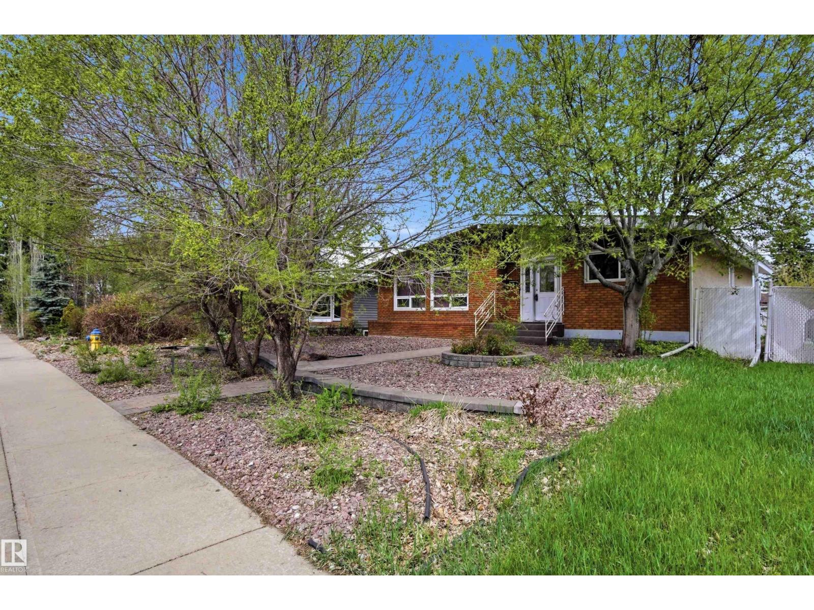 6820 98 AV NW - 49