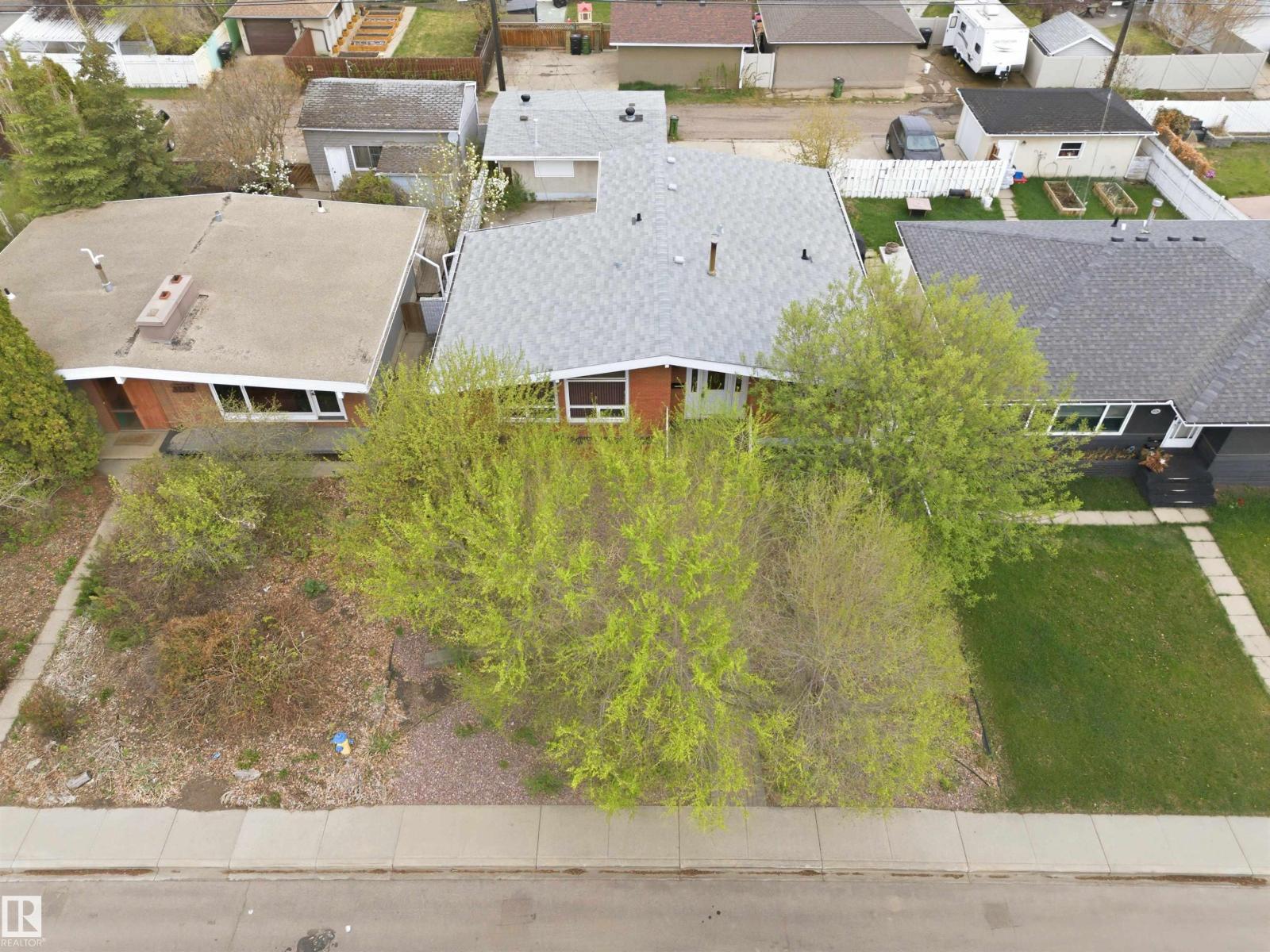 6820 98 AV NW - 52
