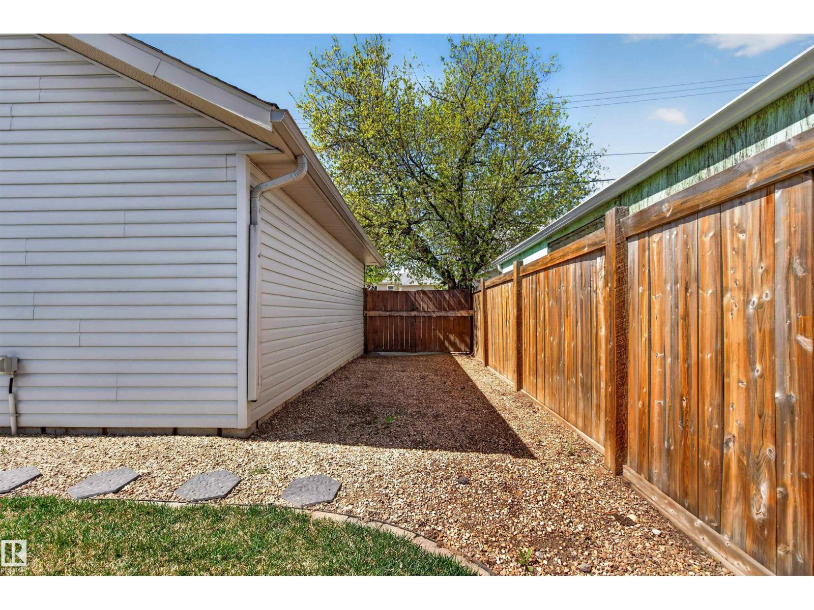 11904 45 ST NW - 37