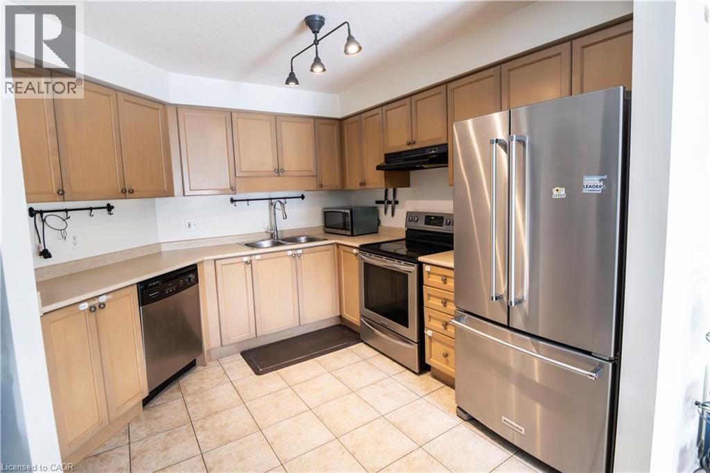 147 DUBRICK Crescent Unit# 1, Kitchener, Ontario, N2E4G3 — Photo 2