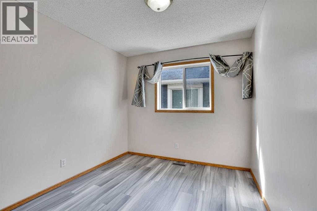 17 Taracove Crescent NE - 26