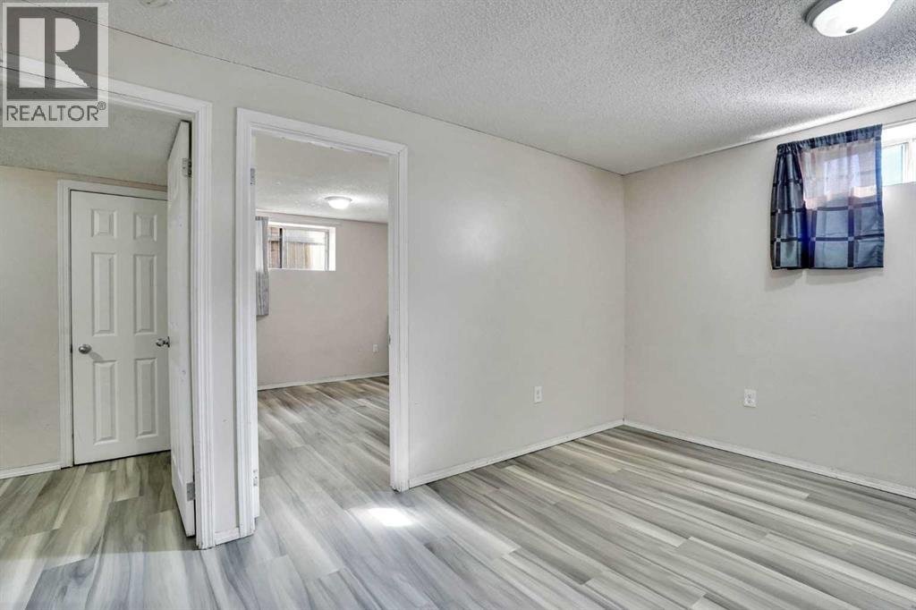 17 Taracove Crescent NE - 33