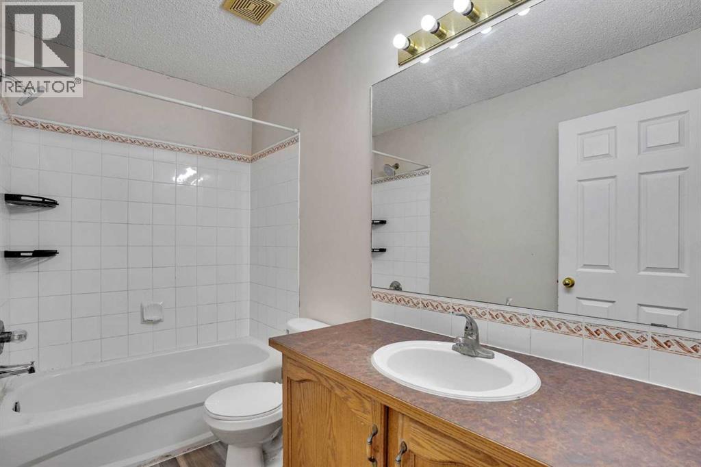 17 Taracove Crescent NE - 24