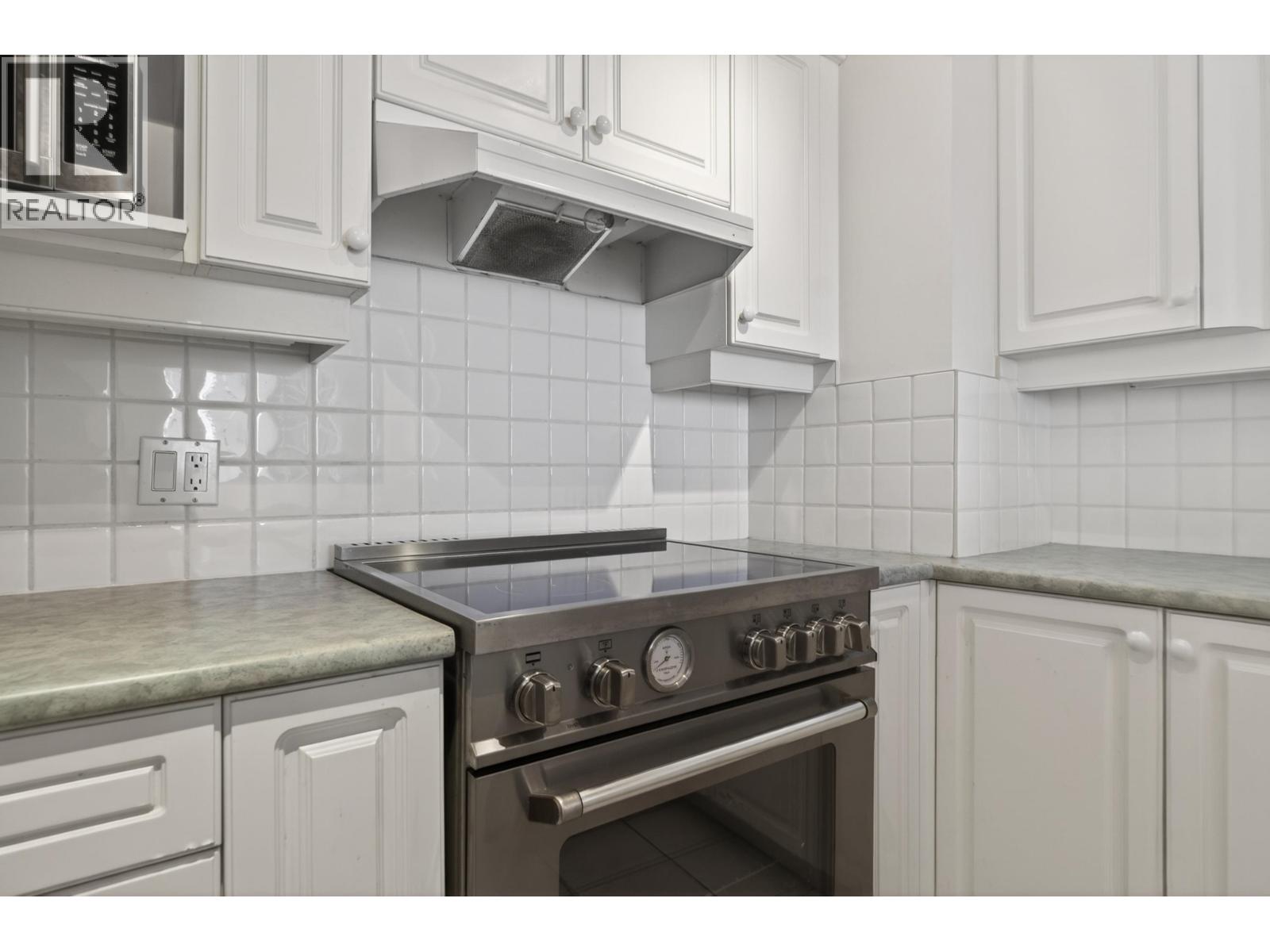 402 2135 ARGYLE AVENUE, West Vancouver