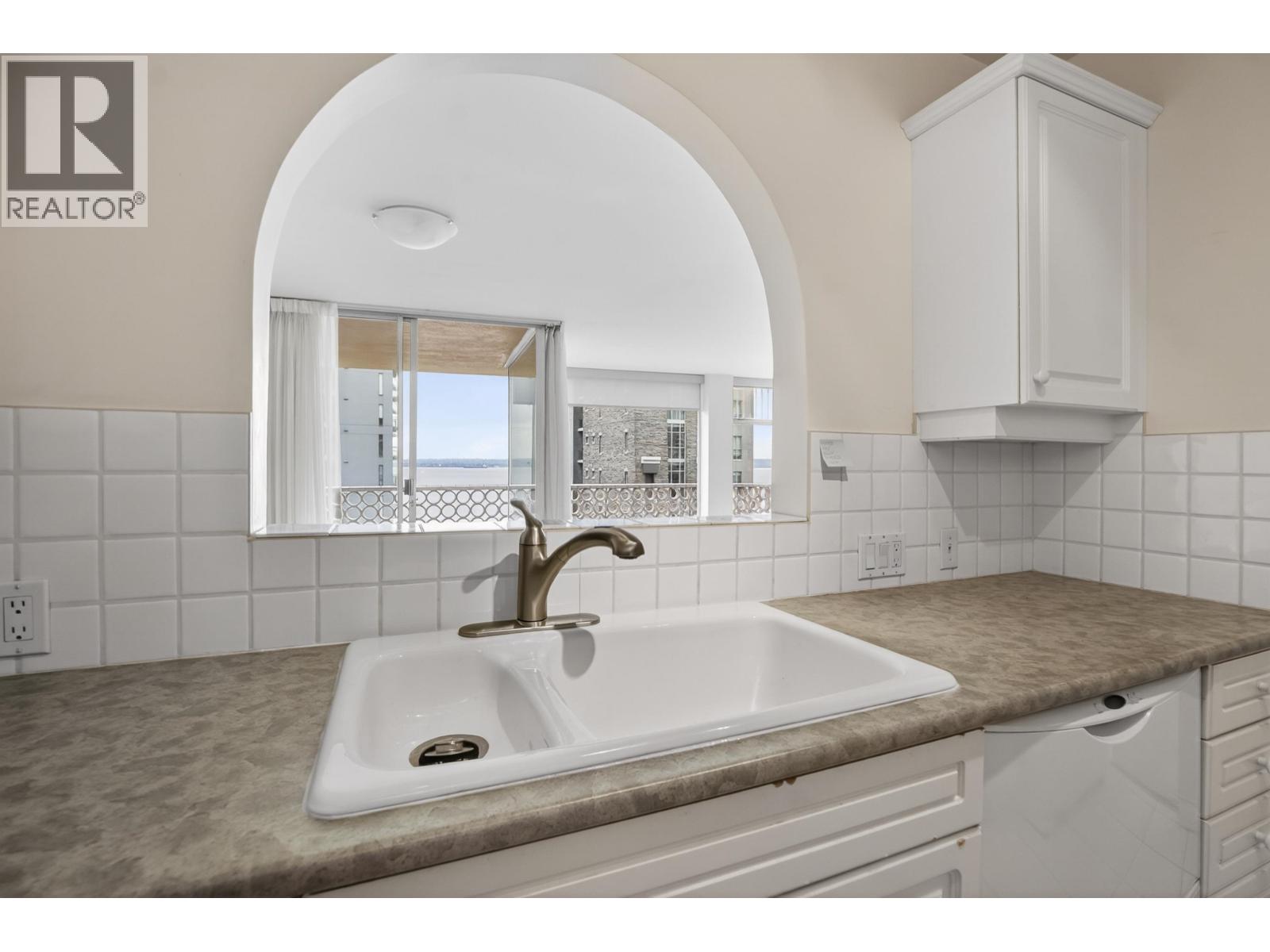 402 2135 ARGYLE AVENUE, West Vancouver