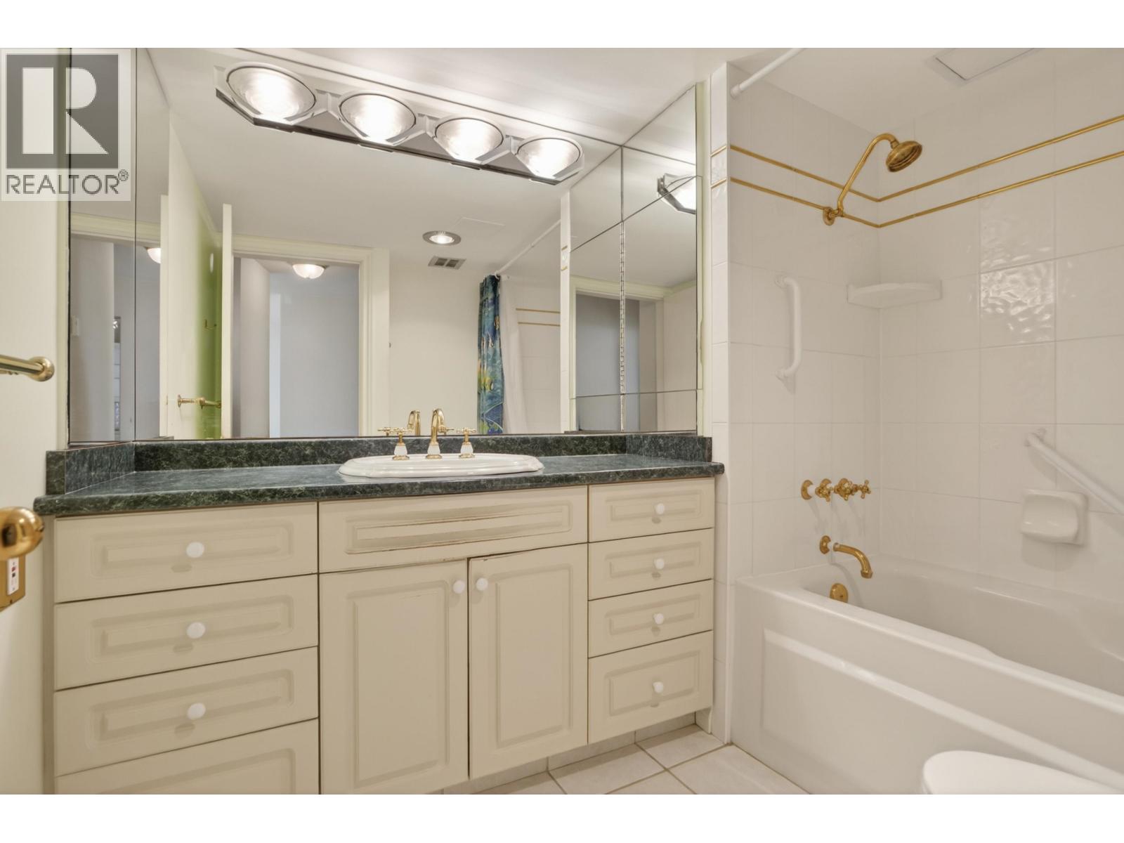 402 2135 ARGYLE AVENUE, West Vancouver