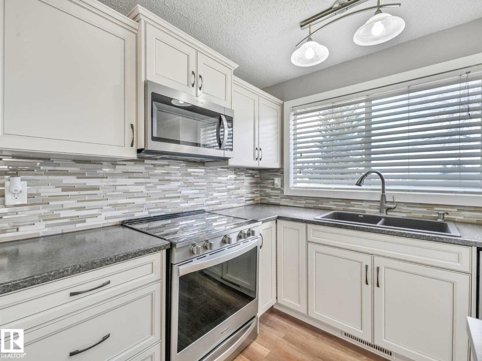 32 Manor DR - 24