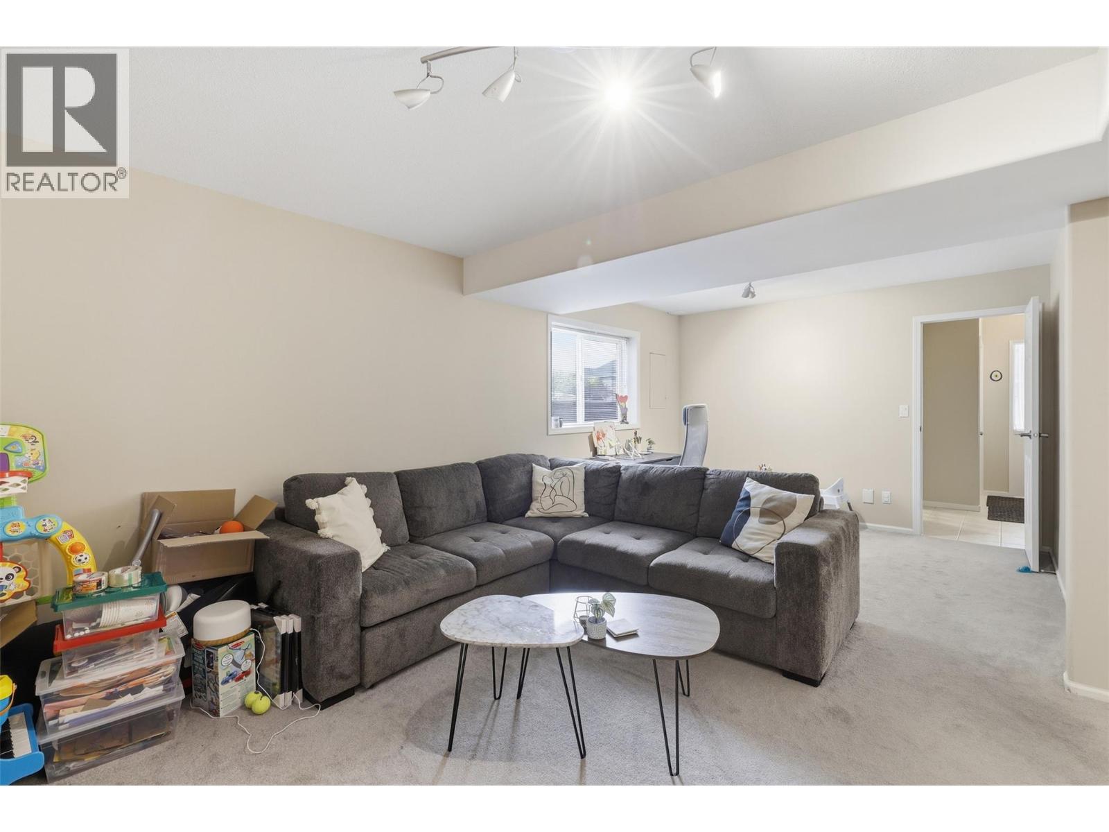 135 CHANCELLOR Drive - 40