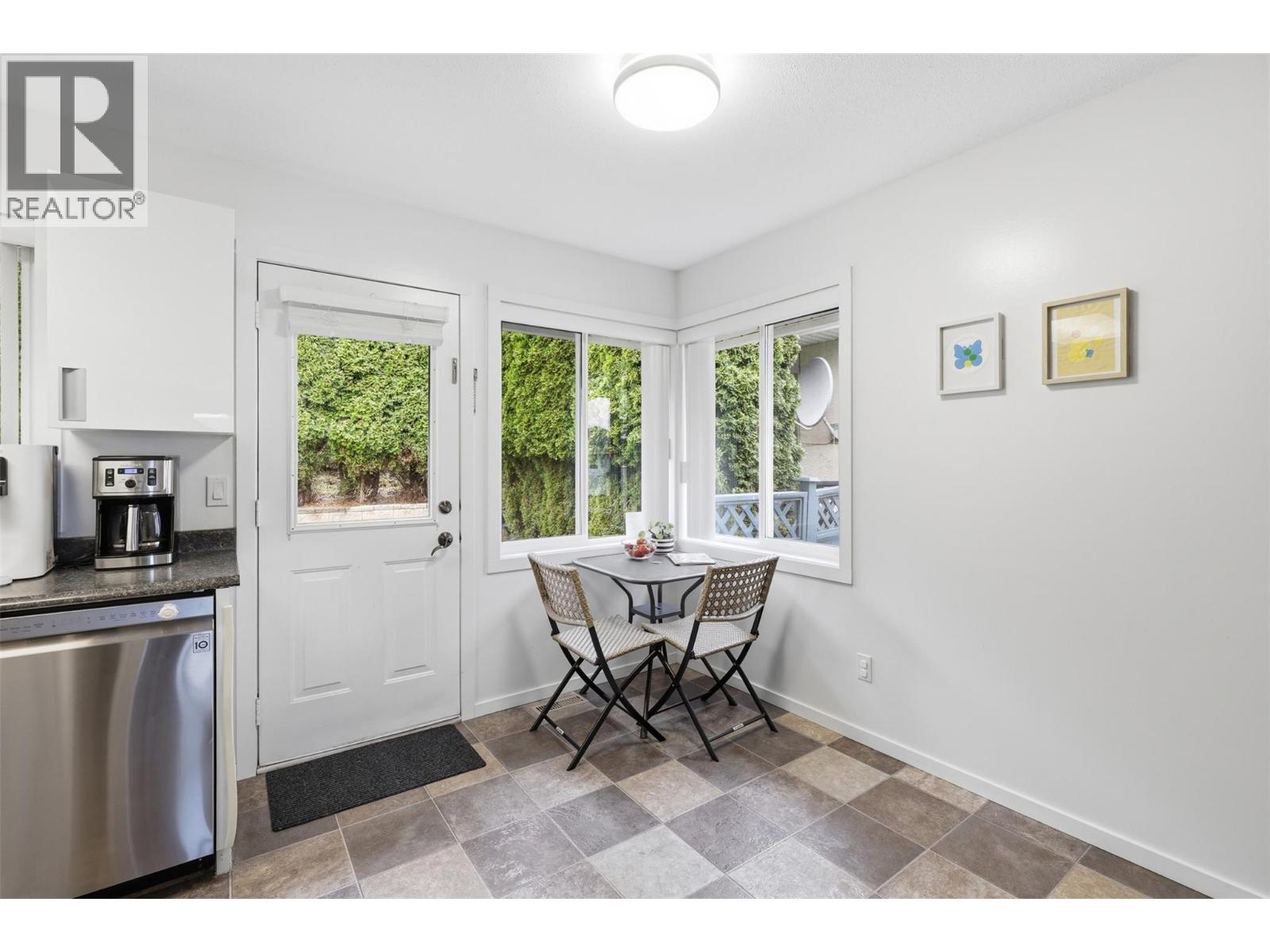 135 CHANCELLOR Drive - 13