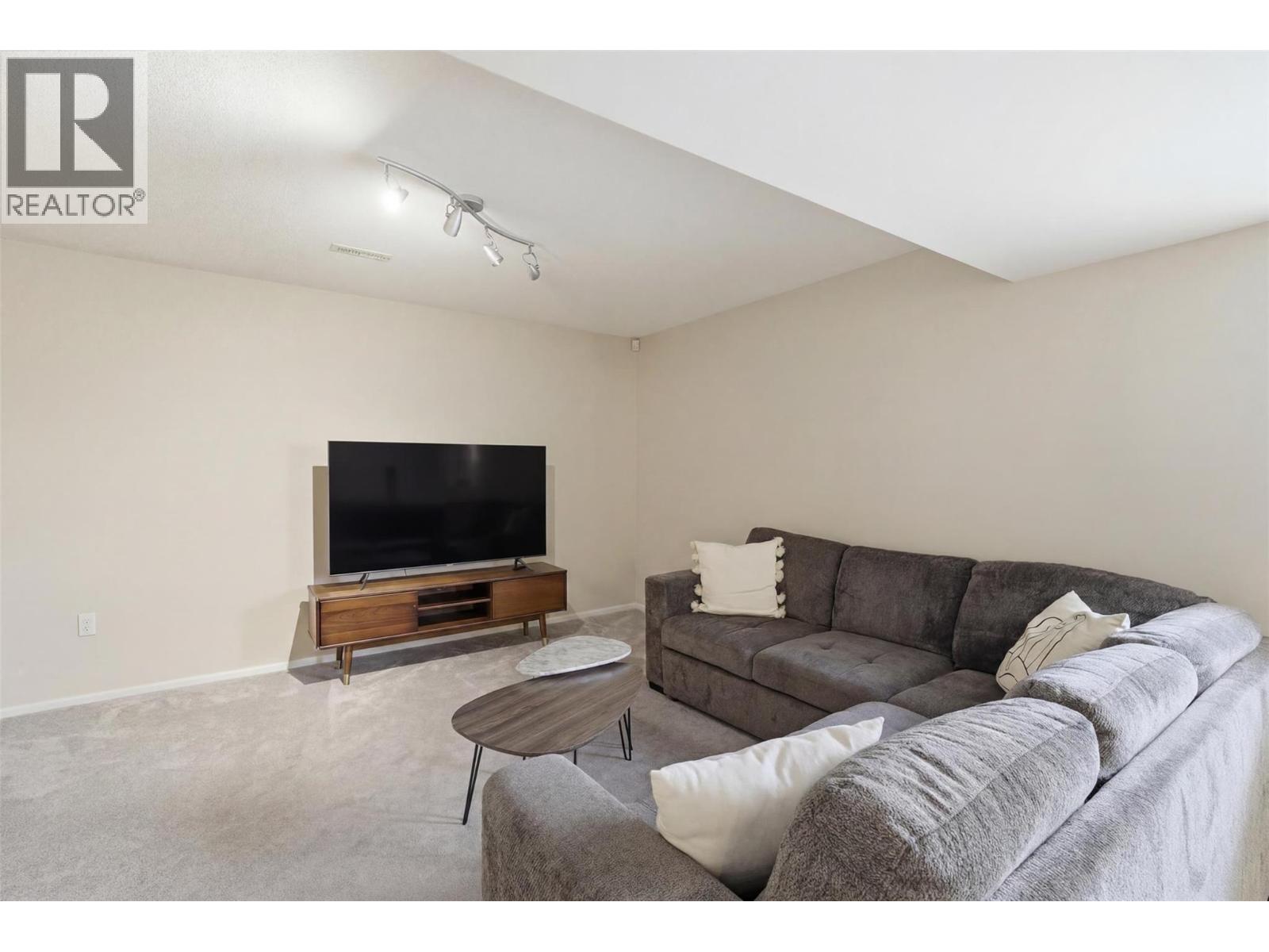135 CHANCELLOR Drive - 35