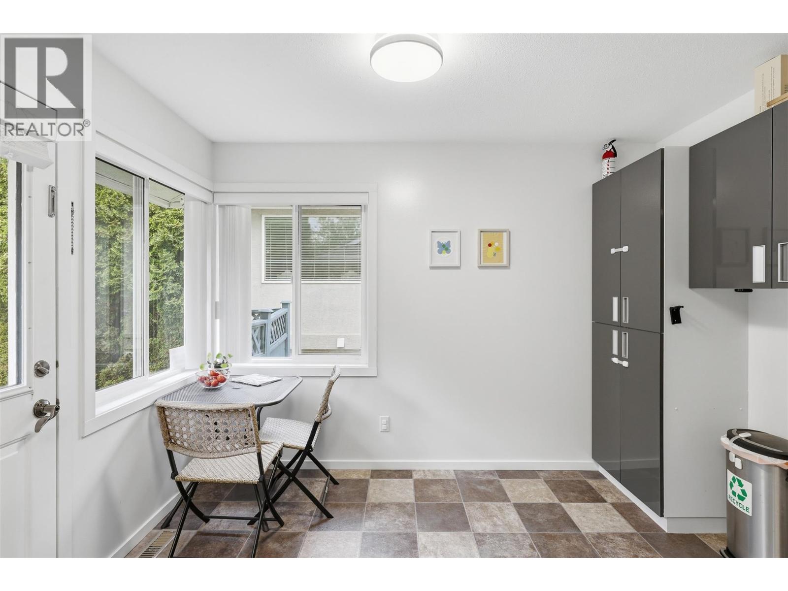 135 CHANCELLOR Drive - 18