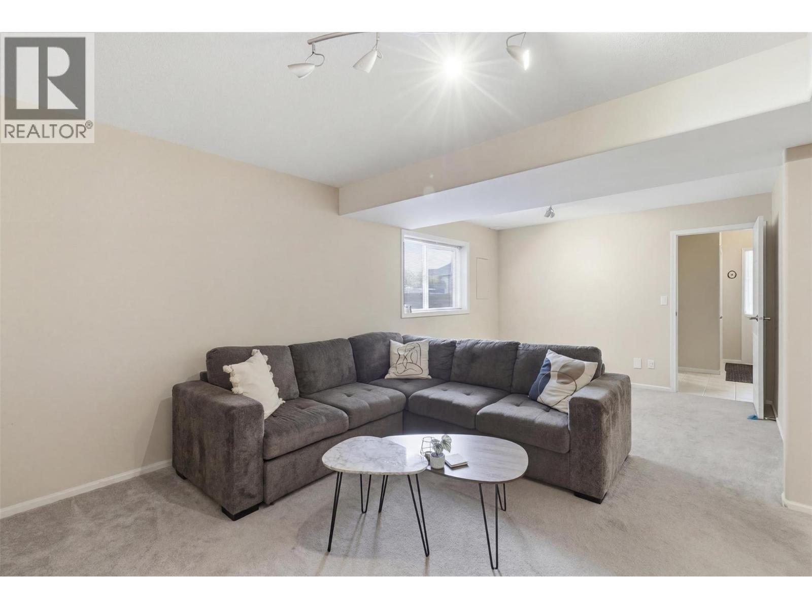 135 CHANCELLOR Drive - 39