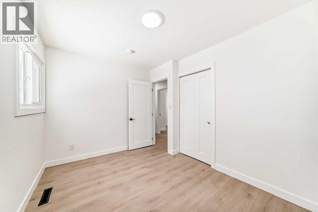 4936 45 Street SW - 20