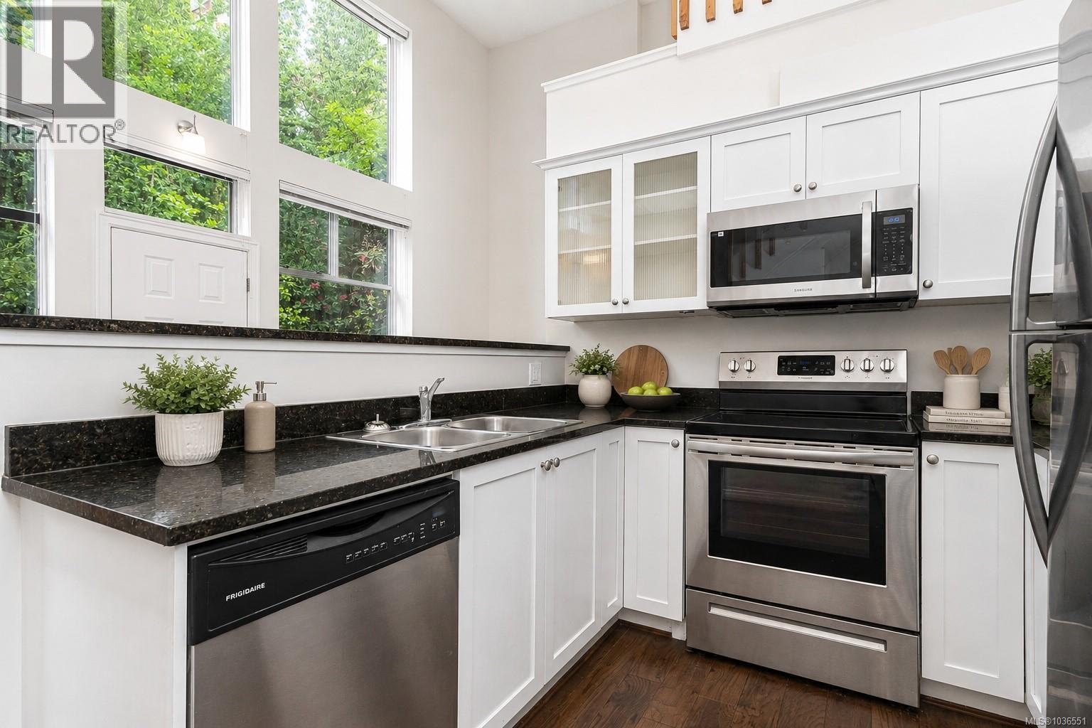 #104 820 Short St - 6