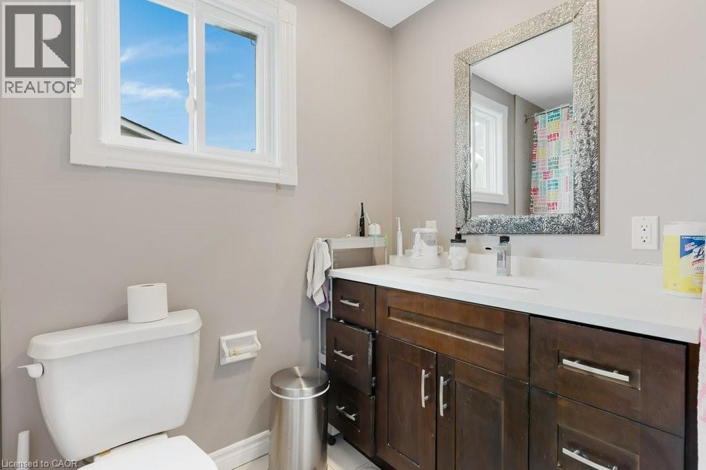 33 MEADOW WOODS Crescent, Kitchener, Ontario, N2N1T3 — Photo 12