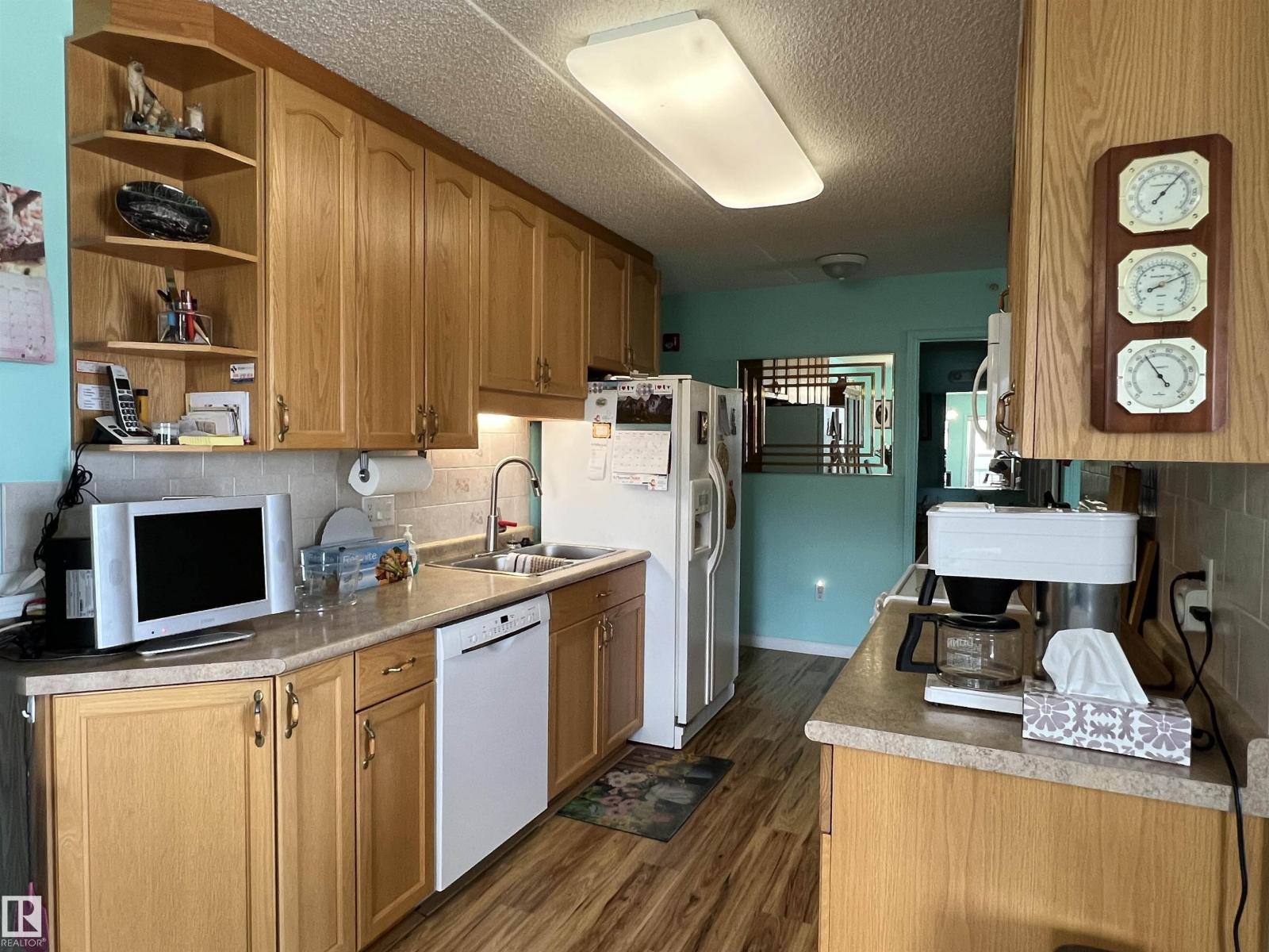 #303 4004 47 ST - 11