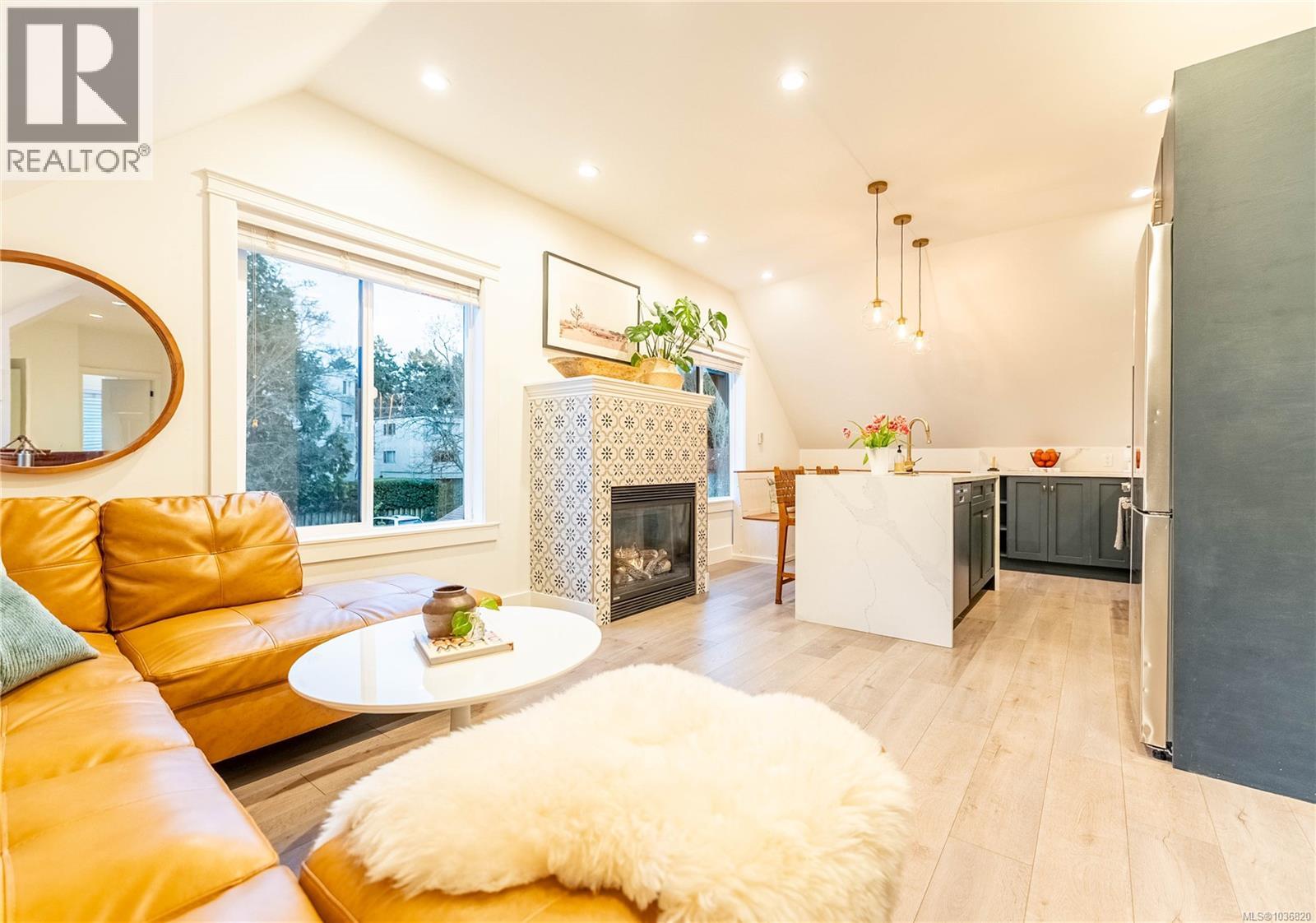 4 1035 Oliphant Avenue, Victoria