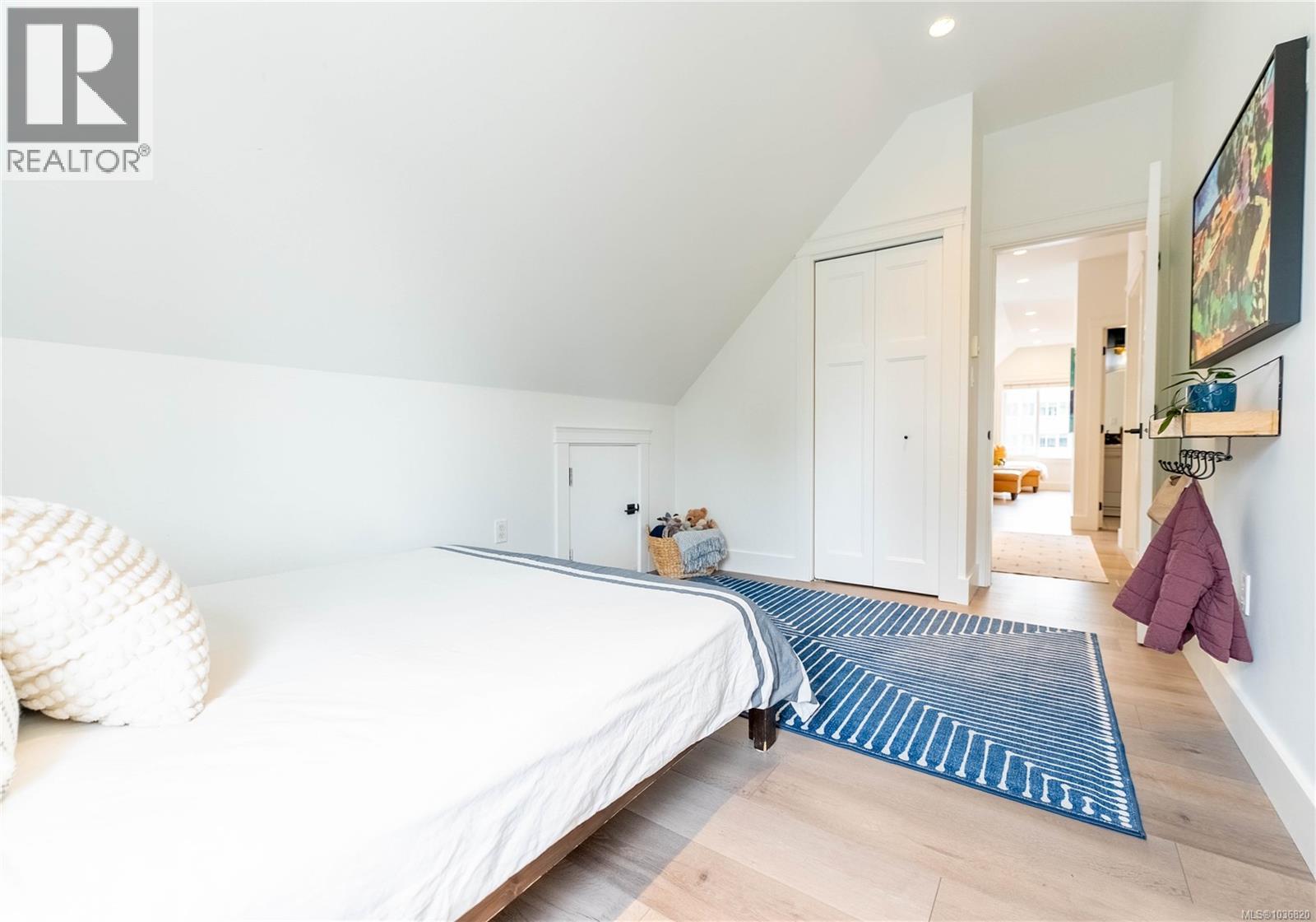 4 1035 Oliphant Avenue, Victoria