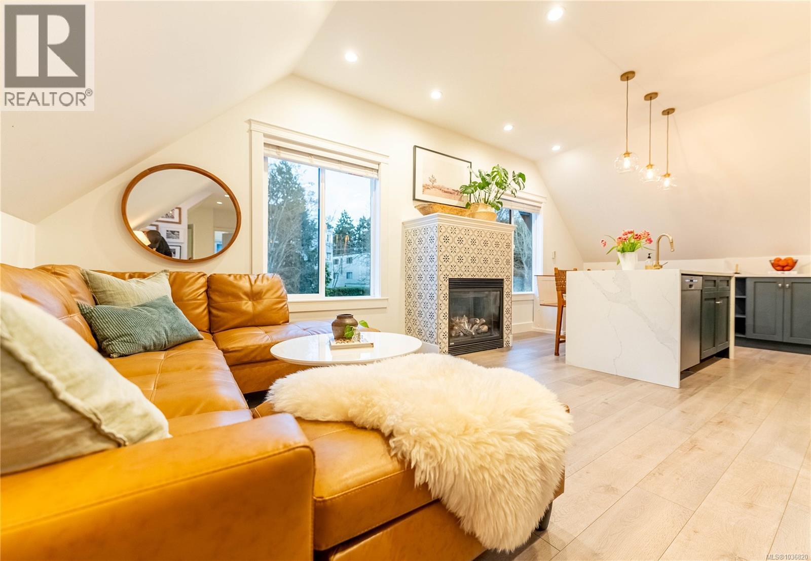 4 1035 Oliphant Avenue, Victoria