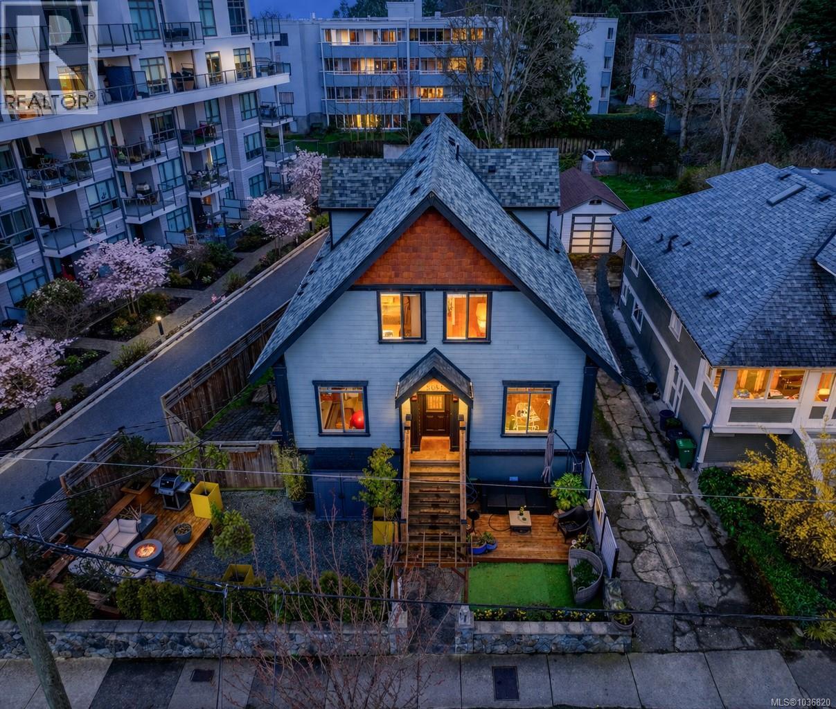 4 1035 Oliphant Avenue, Victoria