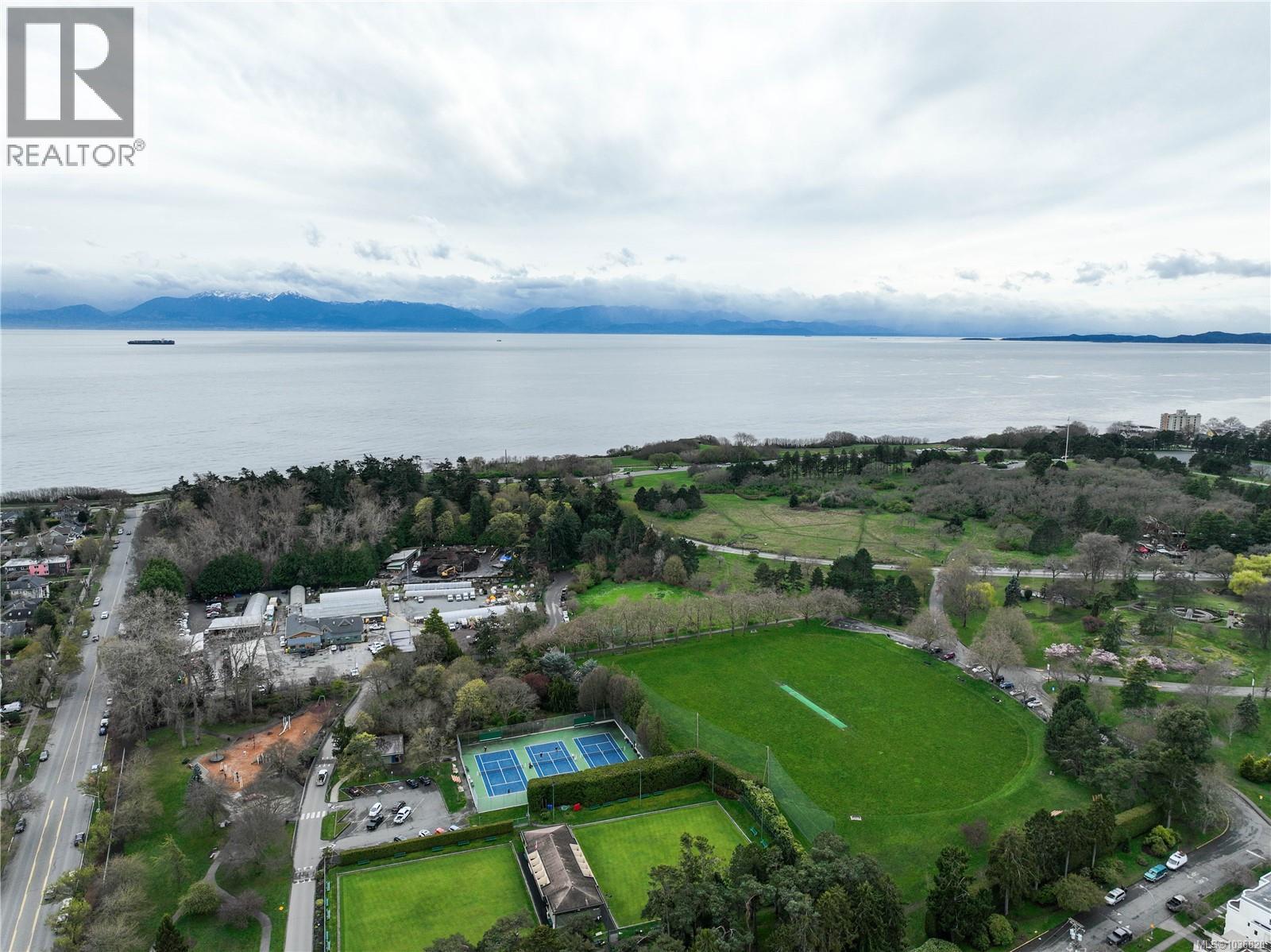 4 1035 Oliphant Avenue, Victoria