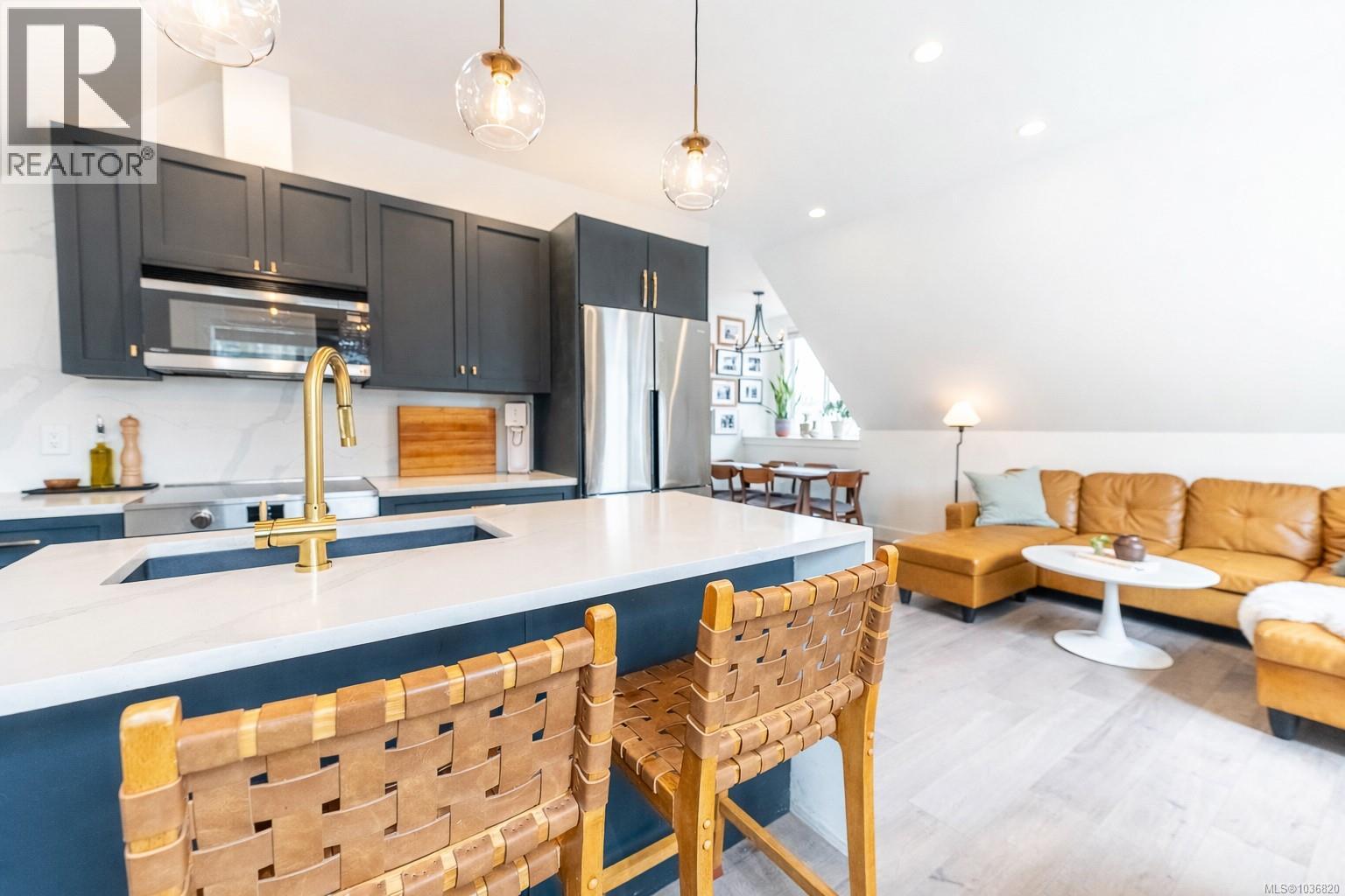 4 1035 Oliphant Avenue, Victoria
